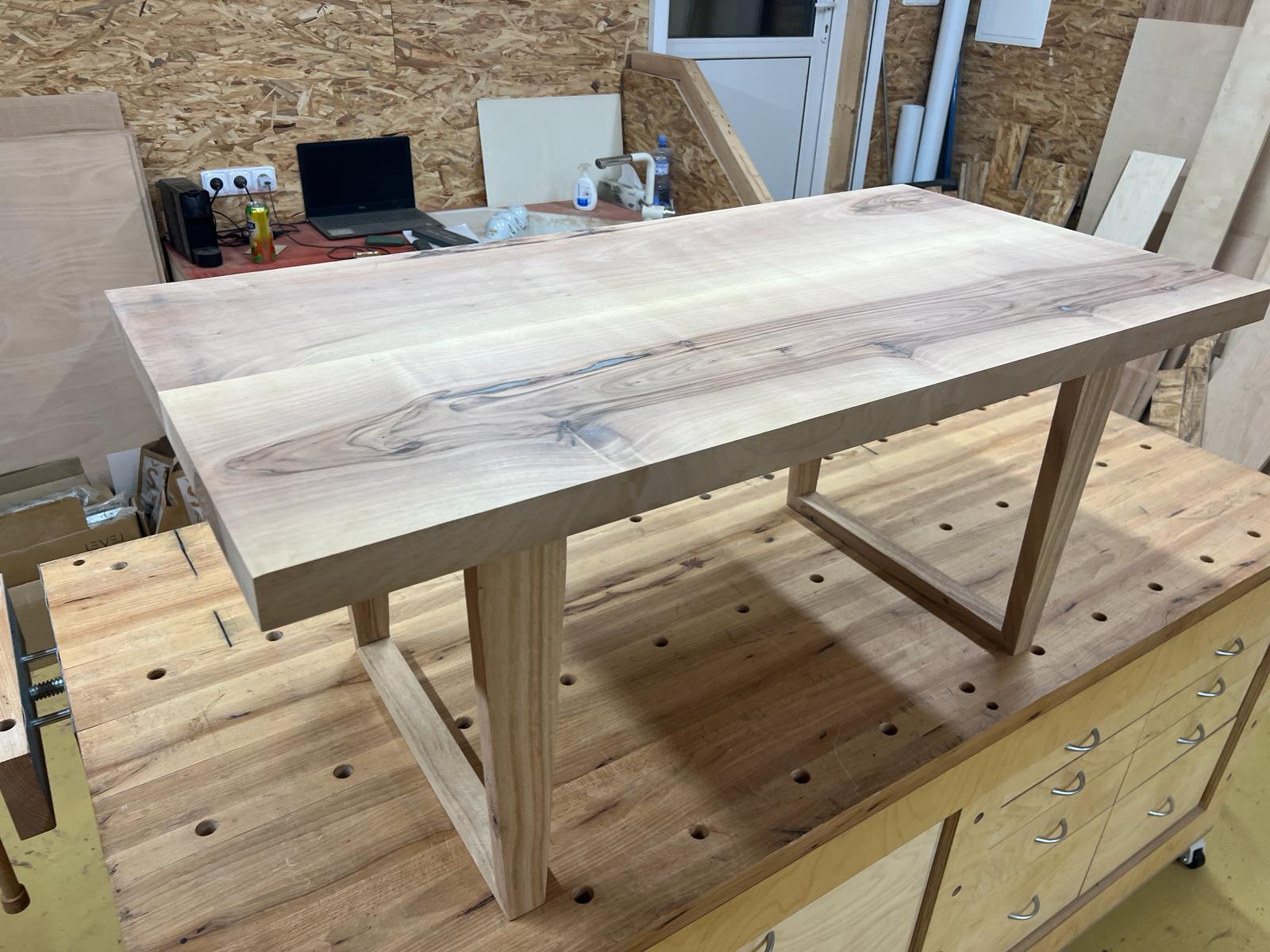 Ořechový konferenční stolek 600 x 1200 x 515 mm